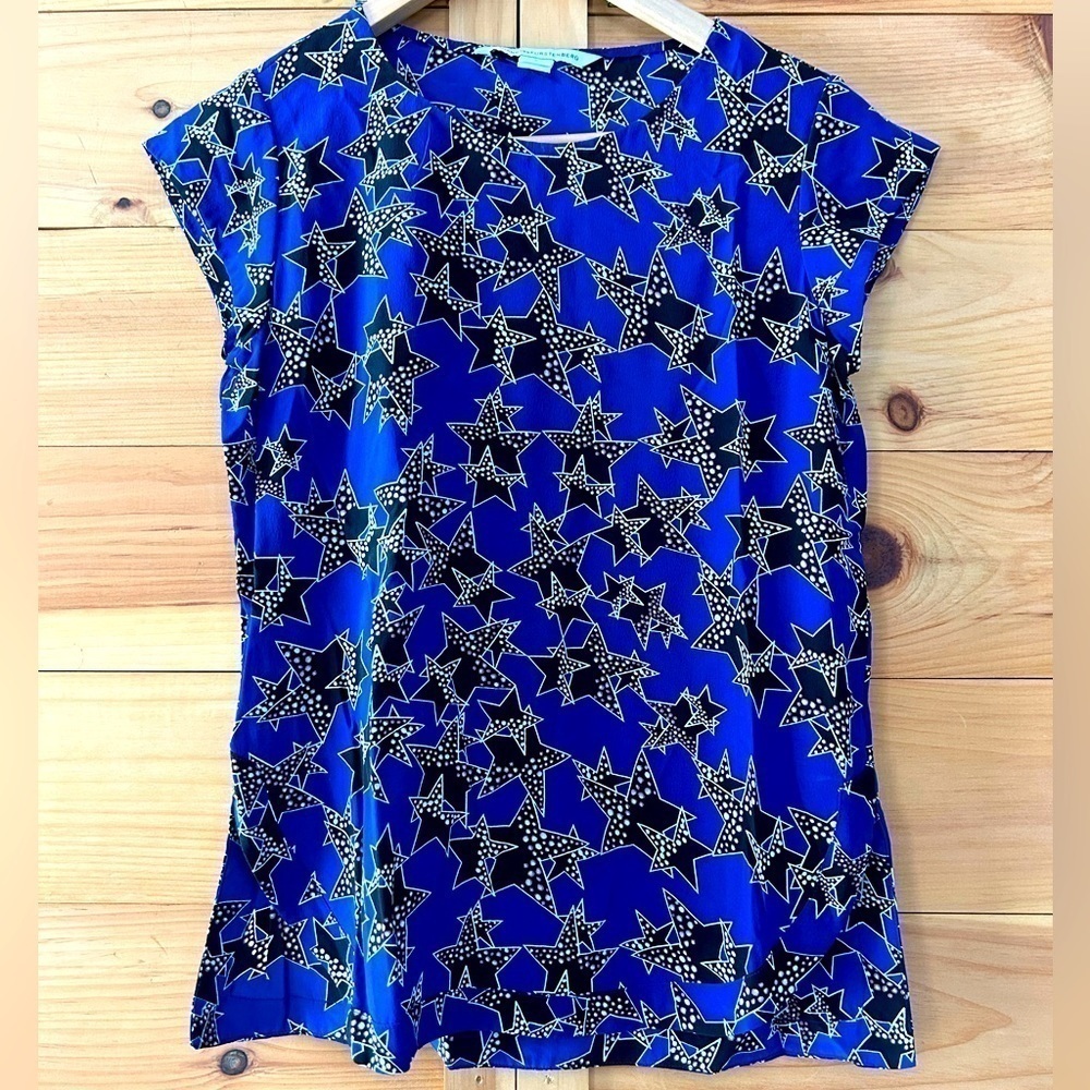 DIANE VON FURSTENBERG 100% SILK BLUE STAR TOP